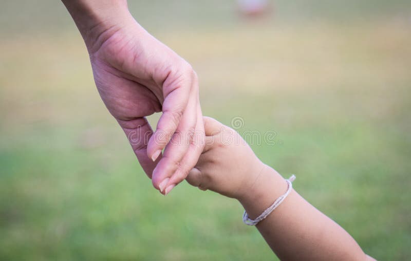 Mani della madre e del bambino fotografie stock Mani della madre e del bambino fotografie stock