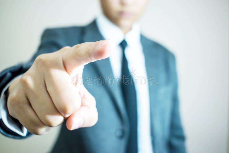 Mani della mano di condizione dell'uomo d'affari per toccare lo schermo fotografia stock libera da diritti Mani della mano di condizione dell'uomo d'affari per toccare lo schermo fotografia stock libera da diritti