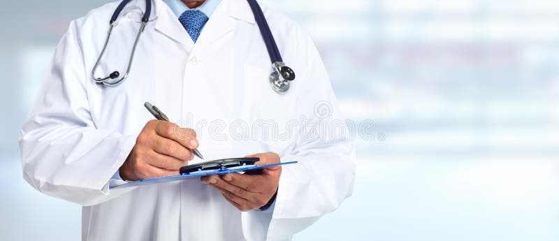 Mani di medico con la lavagna per appunti fotografia stock libera da diritti
