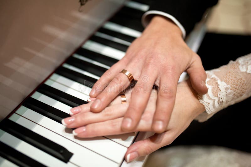 Mani di nozze due sulle chiavi del piano immagini stock libere da diritti Mani di nozze due sulle chiavi del piano immagini stock libere da diritti