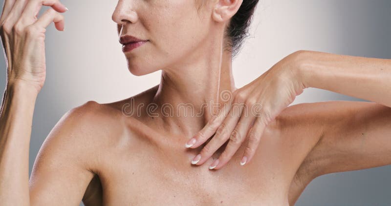 Mani di pelle e brillamento dello studio del corpo e trattamento per l'antiinvecchiamento della pelle e cosmetici per le donne. Gr fotografie stock libere da diritti