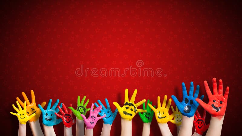 Mani dipinte dei bambini con lo smiley davanti al fondo di natale fotografie stock Mani dipinte dei bambini con lo smiley davanti al fondo di natale fotografie stock