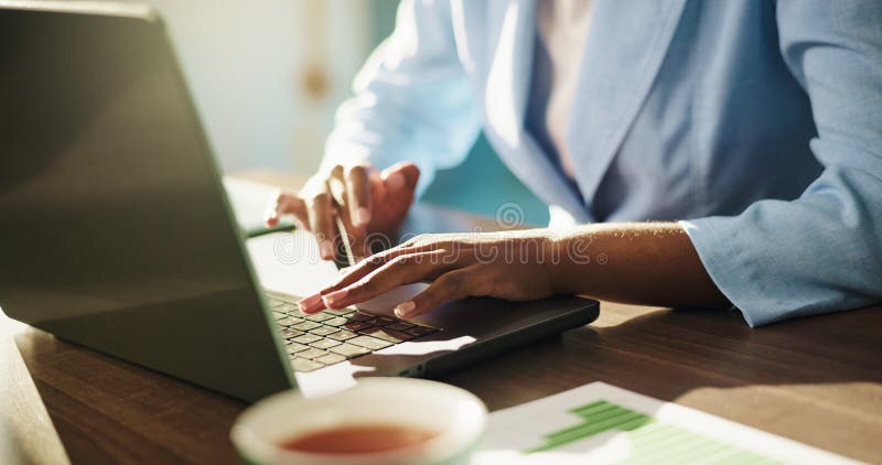 Mani e lavori a computer con laptop per statistiche finanziarie o budget aziendale in ufficio. Contabile fotografie stock
