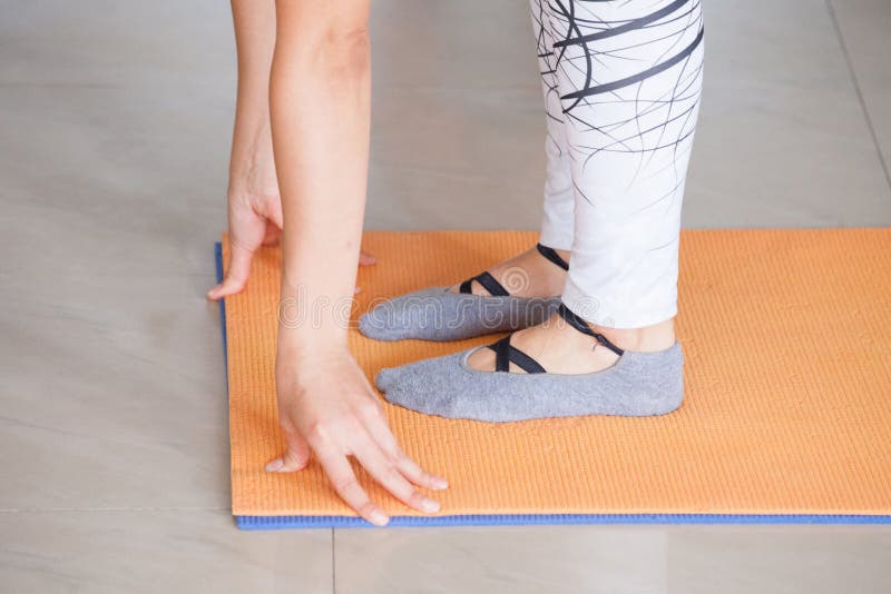 Mani e piedi di donne che praticano lo yoga all'interno del tappeto fotografia stock