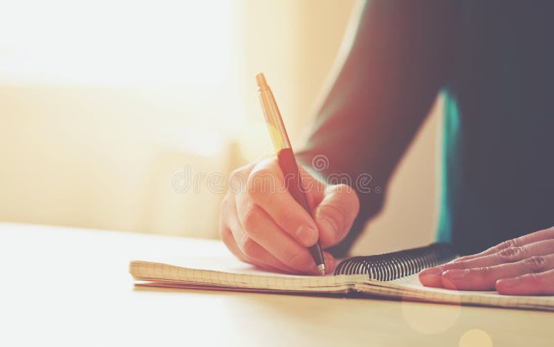Mani femminili con scrittura della penna