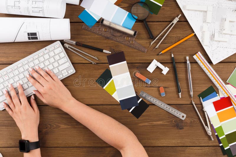 Mani femminili del progettista che scrivono sulla tastiera di computer immagini stock libere da diritti Mani femminili del progettista che scrivono sulla tastiera di computer immagini stock libere da diritti