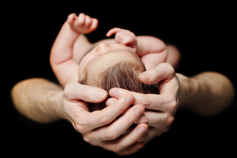 Mani maschii con il bambino fotografia stock Mani maschii con il bambino fotografia stock