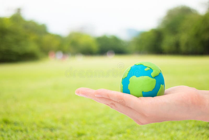 Mani umane che tengono pianeta o terra fotografie stock Mani umane che tengono pianeta o terra fotografie stock