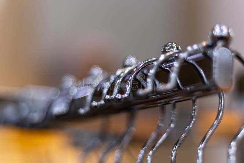 Mani in un negozio di abbigliamento Chiusura del rack Vestiti con sfondo bokeh immagini stock libere da diritti Mani in un negozio di abbigliamento Chiusura del rack Vestiti con sfondo bokeh immagini stock libere da diritti