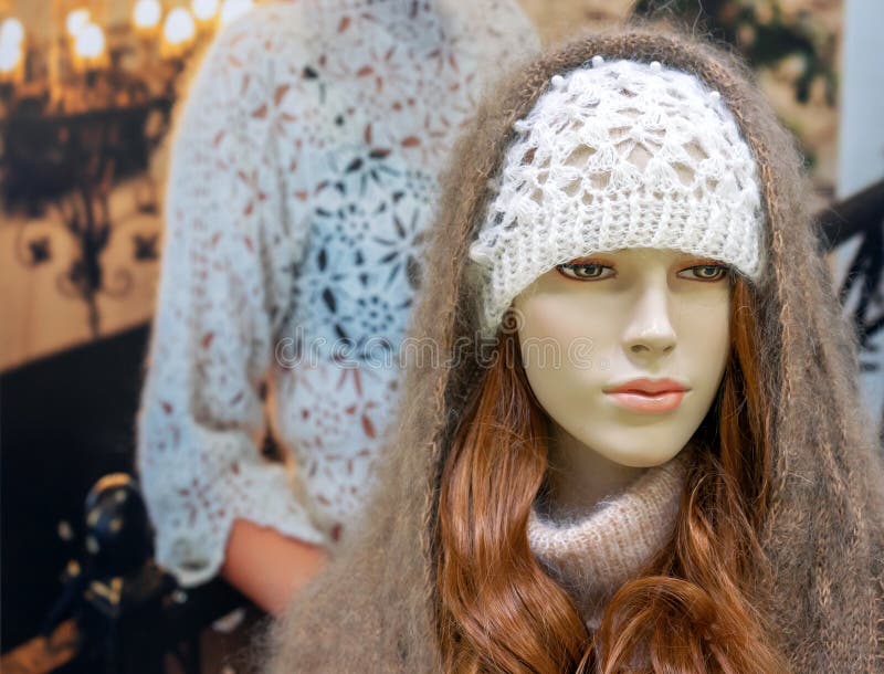 Fine In Su Lungamente, Progettista Blu, Sera, Il Vesto Delle Donne Fatto Mano Oro Manichino Lucido Con Bianco E L Ornamento Dell Image138523335 - Foto 3