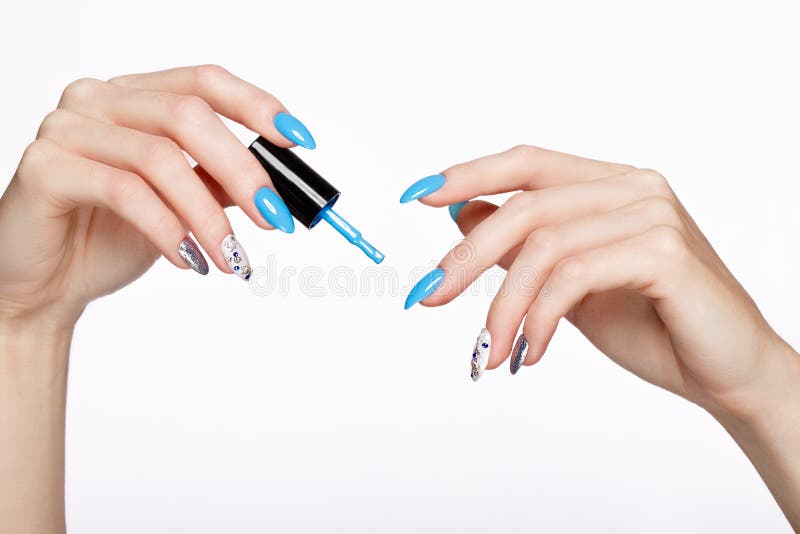 Manicura azul del verano hermoso en la mano femenina con el esmalte de uñas Primer imagen de archivo libre de regalías Manicura azul del verano hermoso en la mano femenina con el esmalte de uñas Primer imagen de archivo libre de regalías