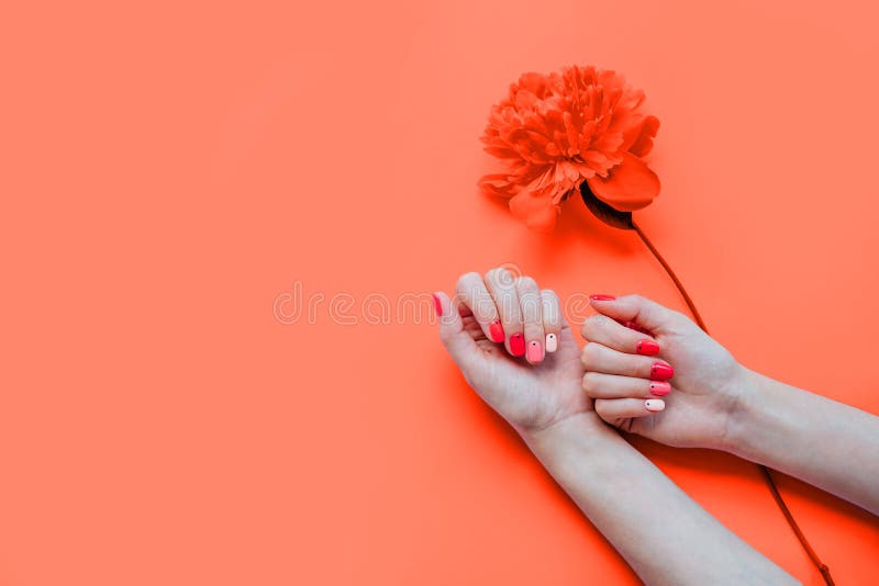 Manicura de moda brillante del verano foto de archivo Manicura de moda brillante del verano foto de archivo