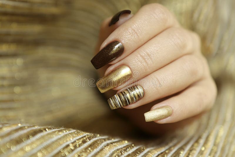 Manicura De Moda Con Un Color Dorado Mate Del Esmalte De Uñas Foto de  archivo - Imagen de hermoso, moderno: 201521940