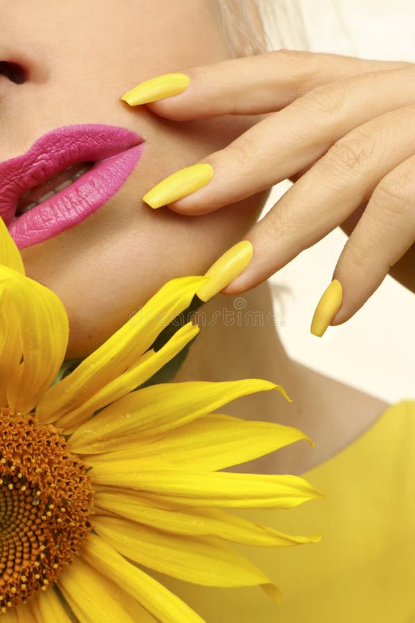Manicura De Moda En Color Pastel En Uñas De Mujeres. Foto de archivo -  Imagen de brillante, manicura: 193735430