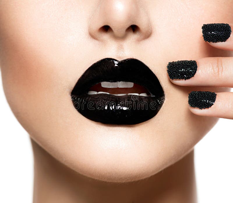 Manicura negra del caviar y labios negros