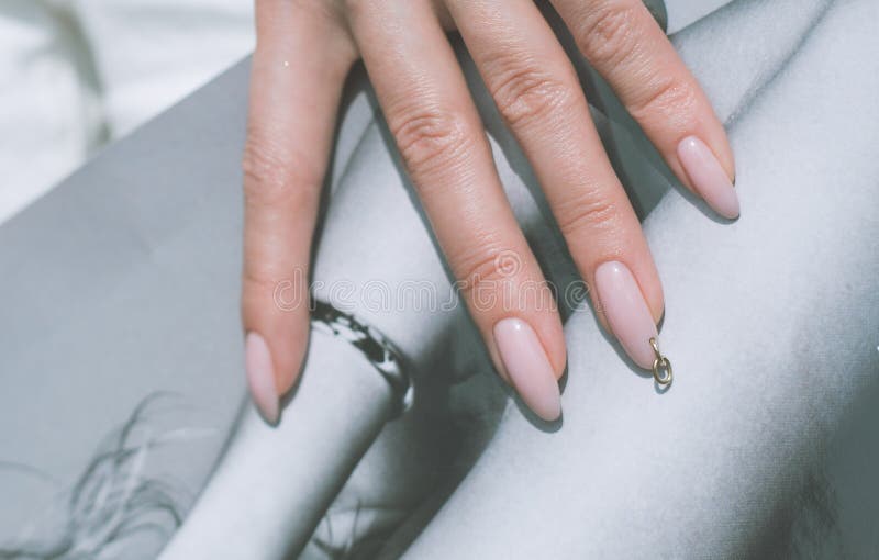 Manicura rosa feminina fecha foto de stock