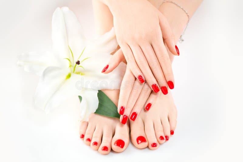 Manicure e pedicure nel salone della stazione termale Skincare Mani e gambe femminili sane con i bei chiodi immagine stock libera da diritti