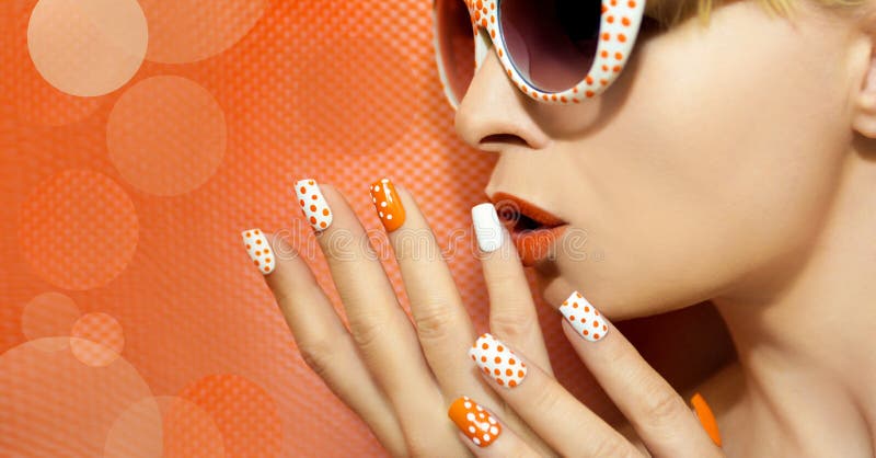 Manicure e trucco arancio bianchi fotografie stock Manicure e trucco arancio bianchi fotografie stock