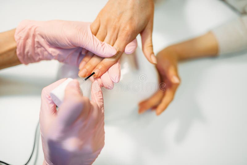 Manicure hoofd het van toepassing zijn spijkervernis stock afbeeldingen Manicure hoofd het van toepassing zijn spijkervernis stock afbeeldingen