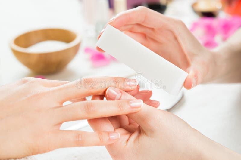 Manicure met buffer bij spijkersalon stock afbeelding Manicure met buffer bij spijkersalon stock afbeelding