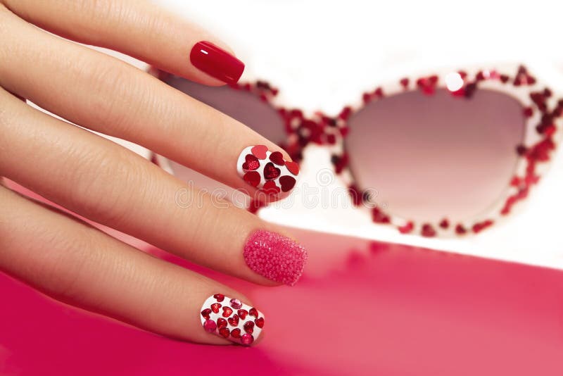 Manicure met hartjes royalty-vrije stock afbeeldingen