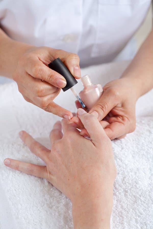 Mestrado Em Manicura Trabalhando Com Cliente Feminino No Salão De Beleza.  Manicurista Faz Prego De Mulher Foto de Stock - Imagem de fêmea,  funcionamento: 275802166