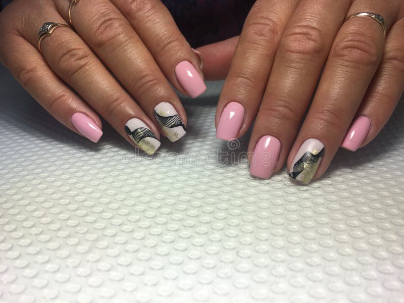 Manicure rosa di moda con design elegante e pizzi neri. Manicure rosa per la moda con design elegante e nero