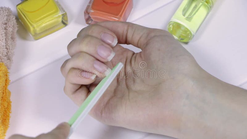 Manicure. vrouw die nagels indient met nagelbestand. uw nagels in te dienen. hygiëne nailfile salon spa cosmetische huidbehandelin