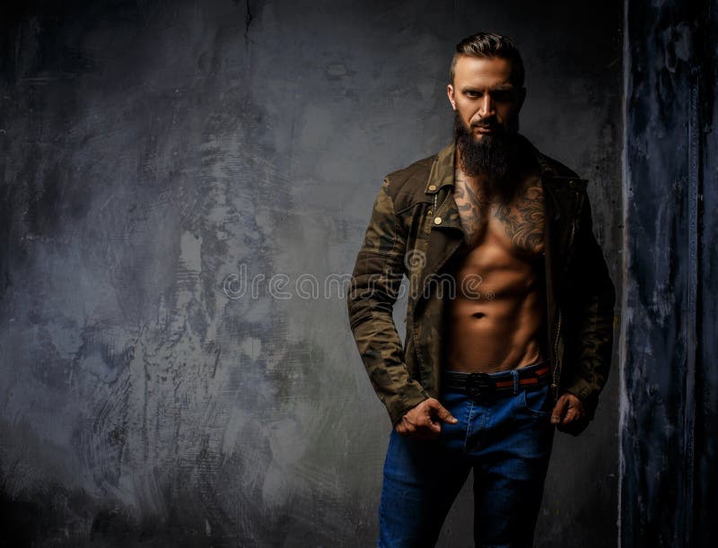 Manier getatoeeerde mens met baard stock afbeeldingen Manier getatoeeerde mens met baard stock afbeeldingen