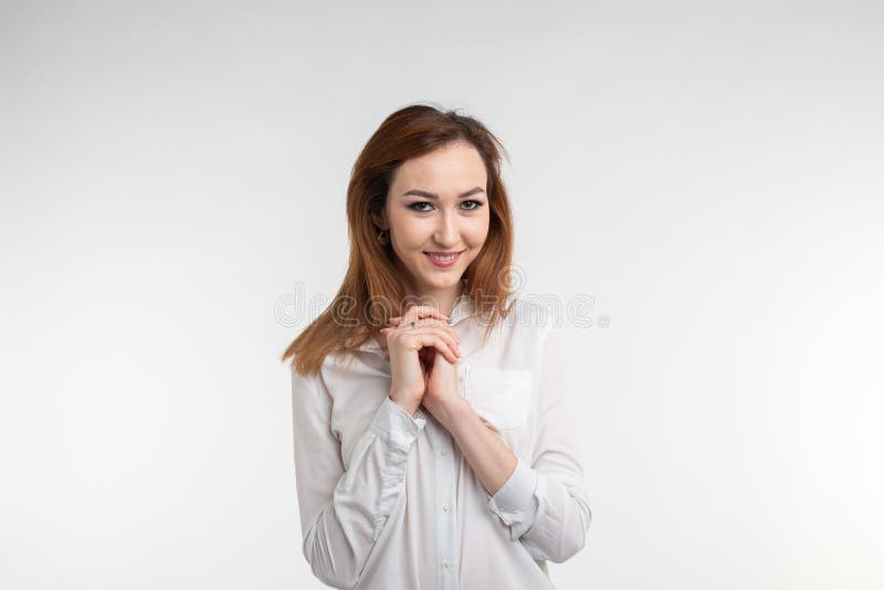 Manier, stijl en mensenconcept - vrij jonge Aziatische vrouw over witte backgroung royalty-vrije stock foto Manier, stijl en mensenconcept - vrij jonge Aziatische vrouw over witte backgroung royalty-vrije stock foto