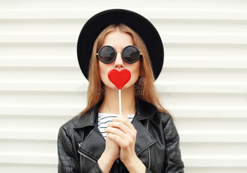 Manier zoete vrouw die pret met lolly over wit hebben stock fotografie Manier zoete vrouw die pret met lolly over wit hebben stock fotografie