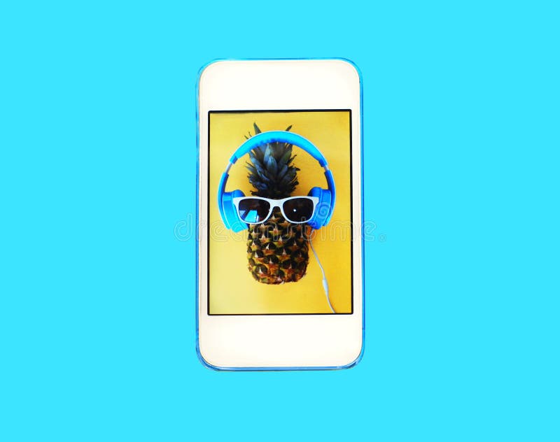 Manierananas op het schermsmartphone over kleurrijk blauw royalty-vrije stock afbeelding Manierananas op het schermsmartphone over kleurrijk blauw royalty-vrije stock afbeelding
