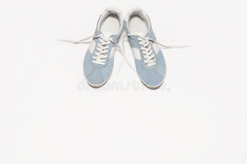 Manierblog Blauwe vrouwelijke tennisschoenen op witte achtergrond Vlak leg, hoogste mening stock afbeelding Manierblog Blauwe vrouwelijke tennisschoenen op witte achtergrond Vlak leg, hoogste mening stock afbeelding