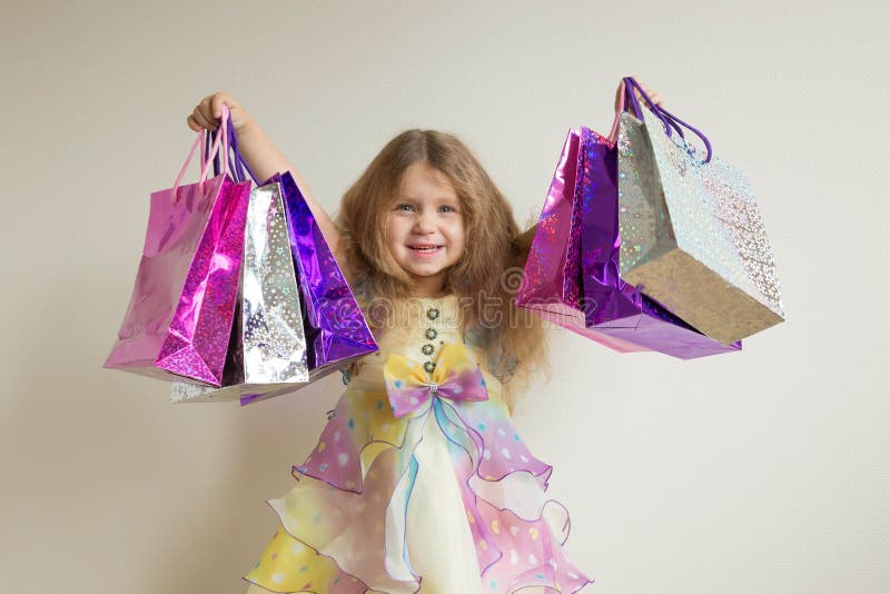 Manierjonge geitjes het winkelen Mooi glimlachend meisje royalty-vrije stock afbeeldingen Manierjonge geitjes het winkelen Mooi glimlachend meisje royalty-vrije stock afbeeldingen