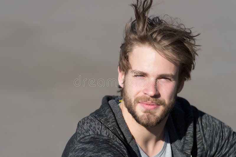 Manierkerel met modieus kapsel Gebaarde mens met lang blond haar openlucht Macho met baard in sportkleding op zonnige dag levenss stock afbeelding Manierkerel met modieus kapsel Gebaarde mens met lang blond haar openlucht Macho met baard in sportkleding op zonnige dag levenss stock afbeelding