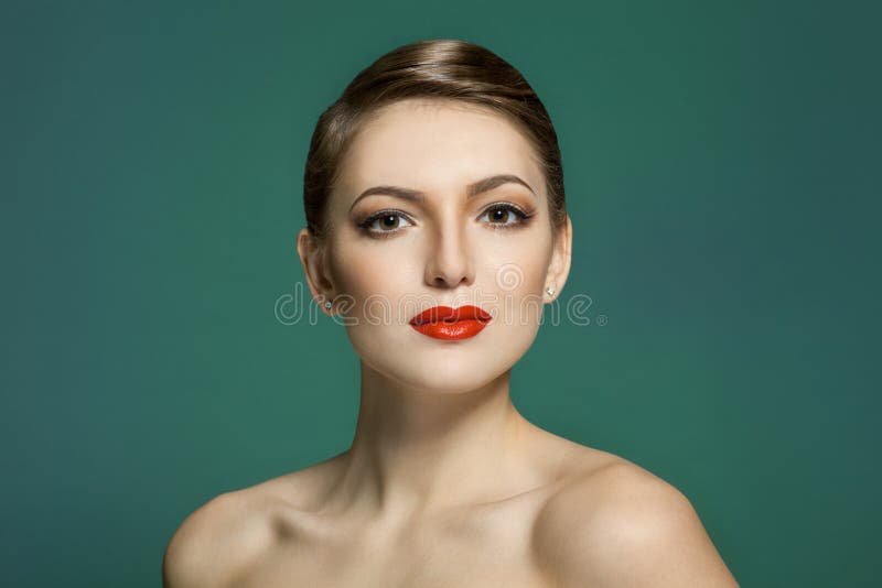 Manierportret van een mooie jonge vrouw met rode lippen royalty-vrije stock afbeeldingen Manierportret van een mooie jonge vrouw met rode lippen royalty-vrije stock afbeeldingen