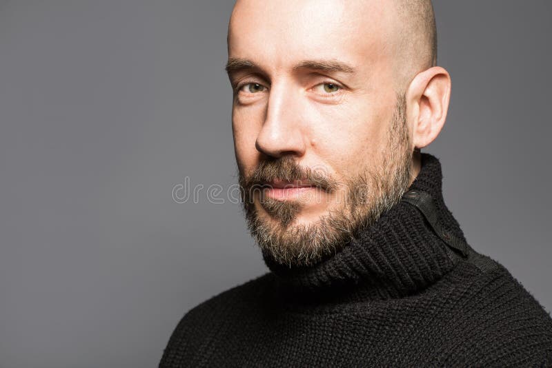 Manierportret van een 40 éénjarigenmens die zich over een lichtgrijze achtergrond in een zwarte sweater bevinden Sluit omhoog Kla royalty-vrije stock foto's Manierportret van een 40 éénjarigenmens die zich over een lichtgrijze achtergrond in een zwarte sweater bevinden Sluit omhoog Kla royalty-vrije stock foto's