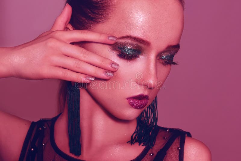 Manierportret van jong elegant meisje in groene make-up Gekleurde achtergrond, studioschot Mooie Donkerbruine Vrouw Donkerbruin m stock afbeelding Manierportret van jong elegant meisje in groene make-up Gekleurde achtergrond, studioschot Mooie Donkerbruine Vrouw Donkerbruin m stock afbeelding