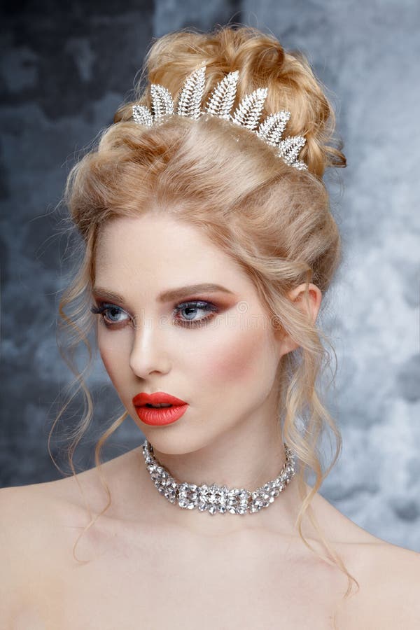 Manierportret van mooie vrouw met tiara op hoofd Elegant kapsel Perfecte Samenstelling en Juwelen Coral Lips stock afbeeldingen Manierportret van mooie vrouw met tiara op hoofd Elegant kapsel Perfecte Samenstelling en Juwelen Coral Lips stock afbeeldingen