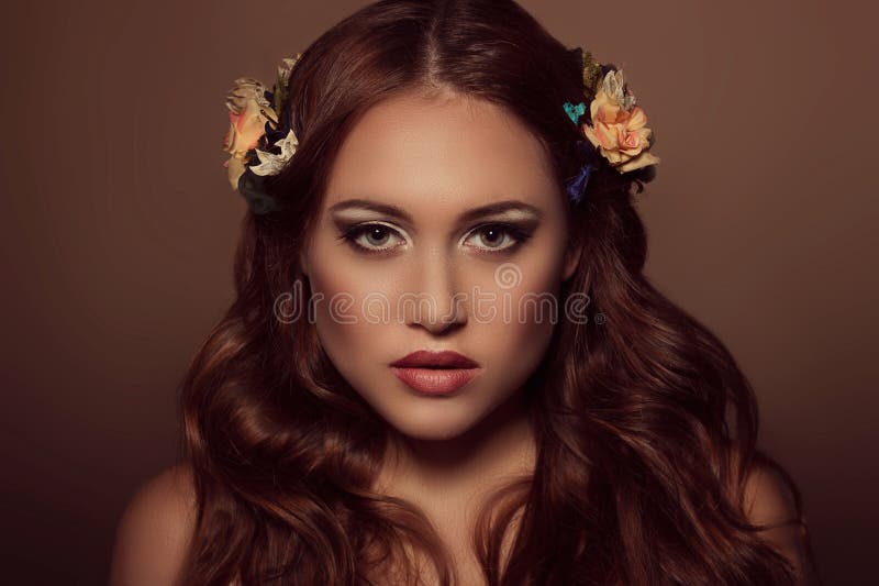 Manierportret van roodharige vrouw Bloemen elementen royalty-vrije stock afbeelding Manierportret van roodharige vrouw Bloemen elementen royalty-vrije stock afbeelding
