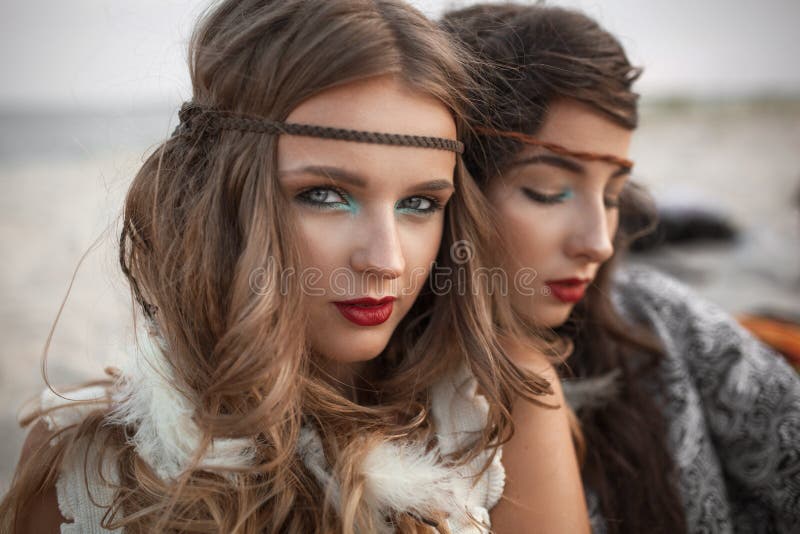 Manierportret van twee hippiemeisjes buiten royalty-vrije stock afbeelding Manierportret van twee hippiemeisjes buiten royalty-vrije stock afbeelding