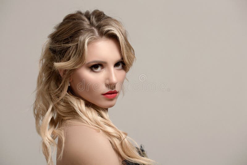 Maniervrouw blond met lang golvend haar Vrouw met mooie make-up royalty-vrije stock fotografie Maniervrouw blond met lang golvend haar Vrouw met mooie make-up royalty-vrije stock fotografie