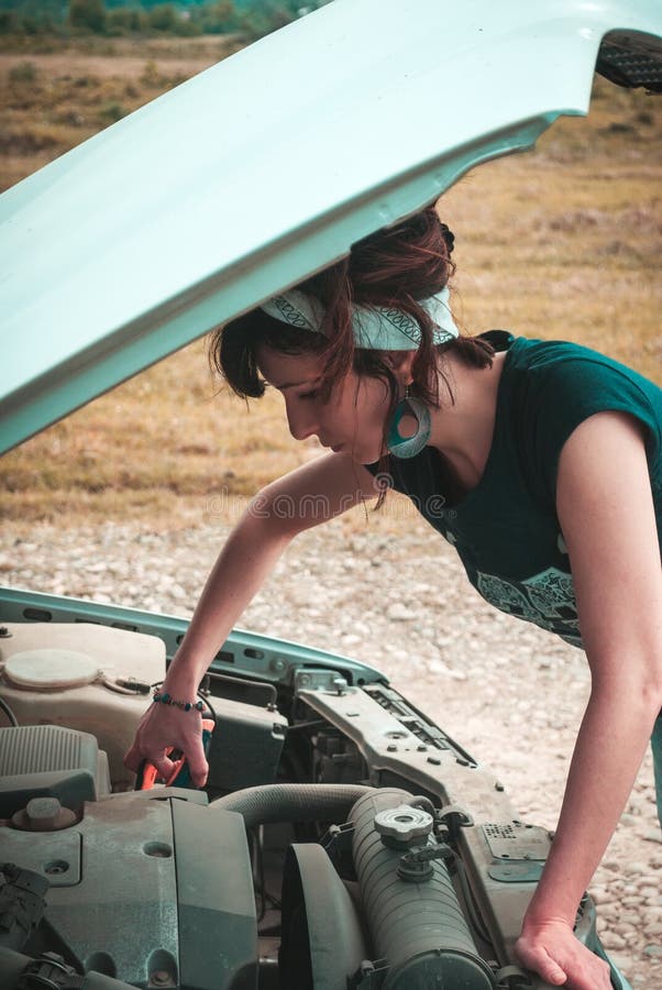 Maniervrouw die problemen met auto hebben royalty-vrije stock fotografie Maniervrouw die problemen met auto hebben royalty-vrije stock fotografie