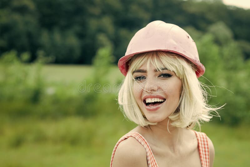 Maniervrouw het model stellen De bouw en bouw, manier stock fotografie