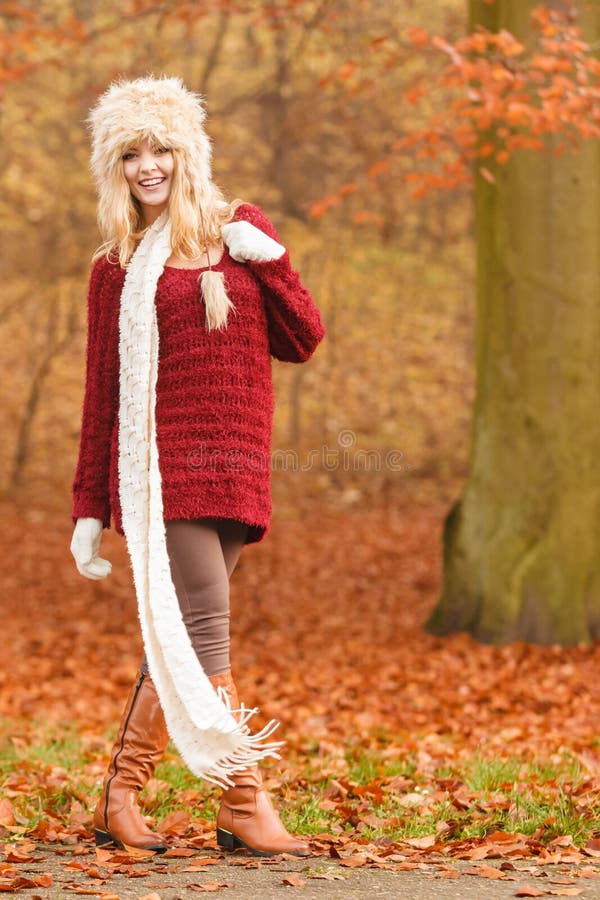 Maniervrouw in winderig het parkbos van de dalingsherfst stock fotografie Maniervrouw in winderig het parkbos van de dalingsherfst stock fotografie