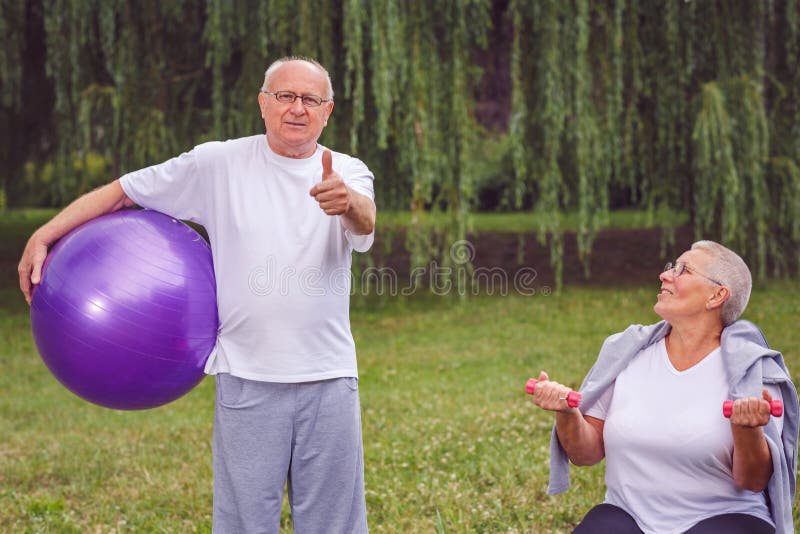 Maniez maladroitement pour l'exercice sain - les ajouter supérieurs heureux au fitne photo libre de droits Maniez maladroitement pour l'exercice sain - les ajouter supérieurs heureux au fitne photo libre de droits