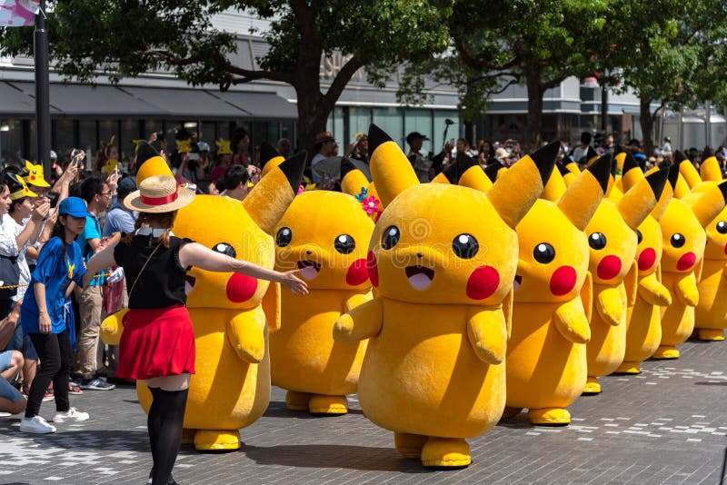 Pikachu na praça fotografia editorial. Imagem de grande - 172728827