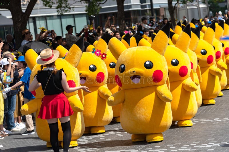 Foto de Uma Pessoa Vestida Com Uma Fantasia Inflável De Pikachu Para  Entreter Fãs De Pokemon Fora Da Galeria Nacional Na Trafalgar Square e mais  fotos de stock de Pikachu - iStock