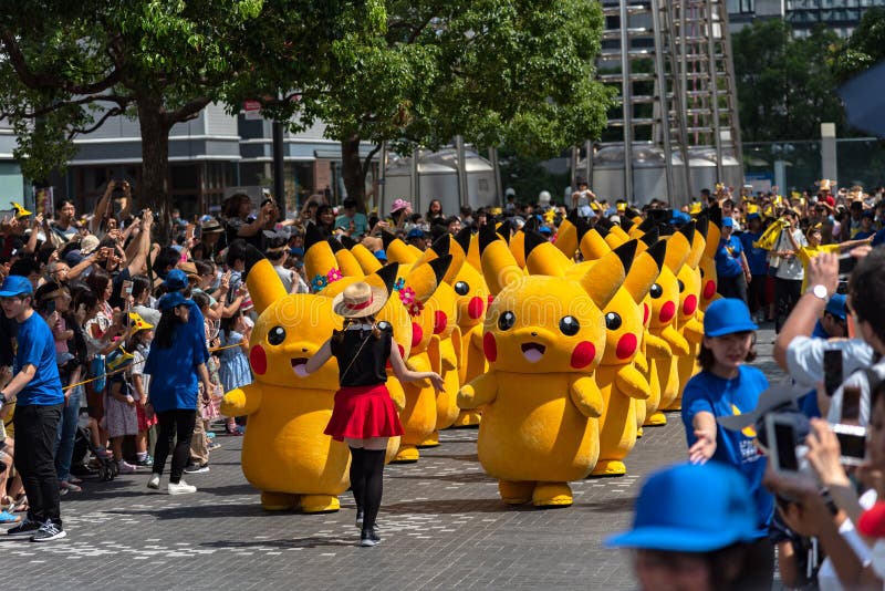 Pikachu na praça fotografia editorial. Imagem de grande - 172728827