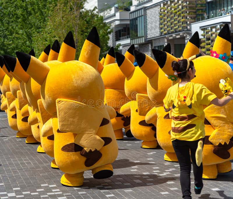 Foto de Uma Pessoa Vestida Com Uma Fantasia Inflável De Pikachu Para  Entreter Fãs De Pokemon Fora Da Galeria Nacional Na Trafalgar Square e mais  fotos de stock de Pikachu - iStock